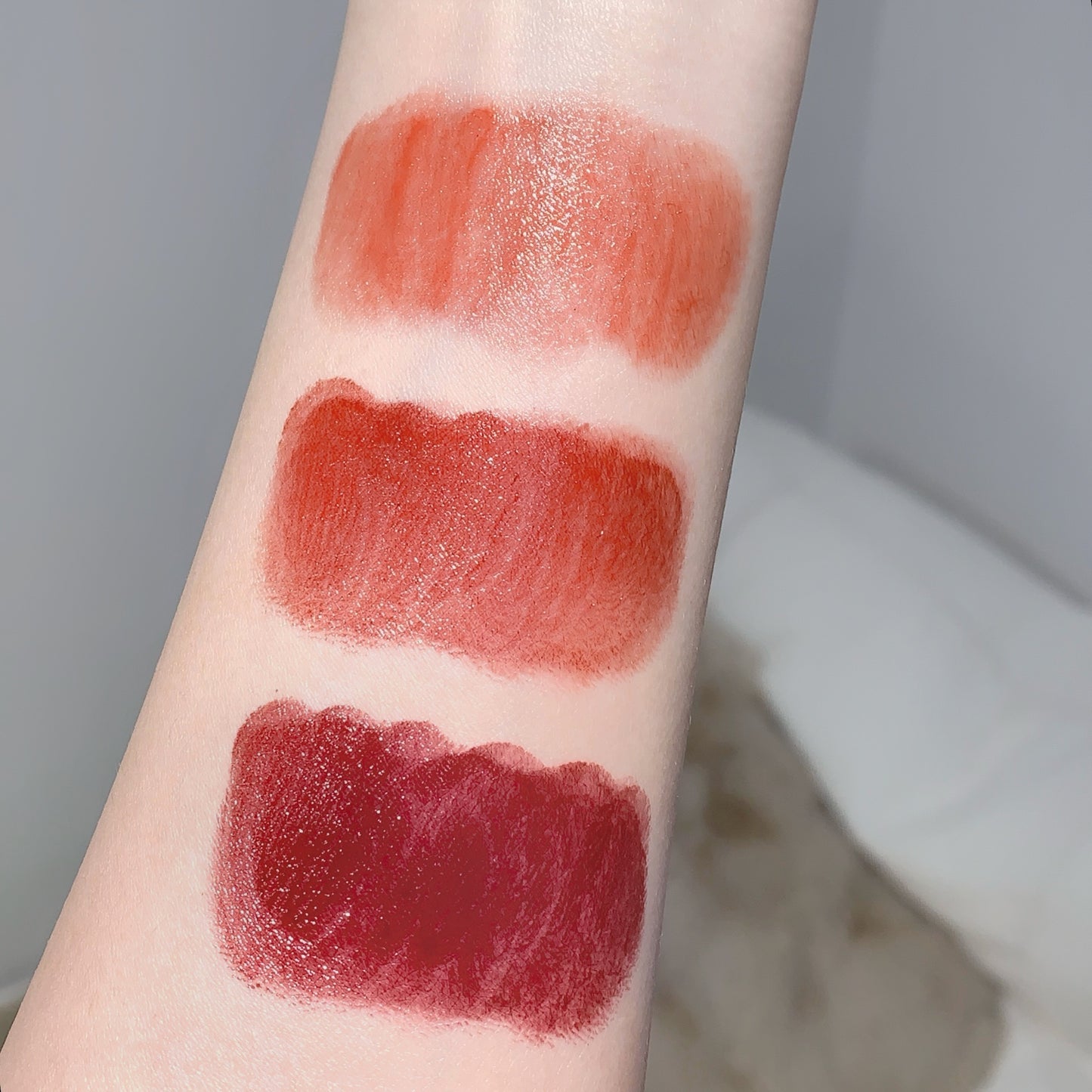 Hydrating Gloss Lipstick in 3 Shades - Moisturizing, Anti-Crack Formula for Fuller Lips, Natural Look with Berry & Mixed Tones