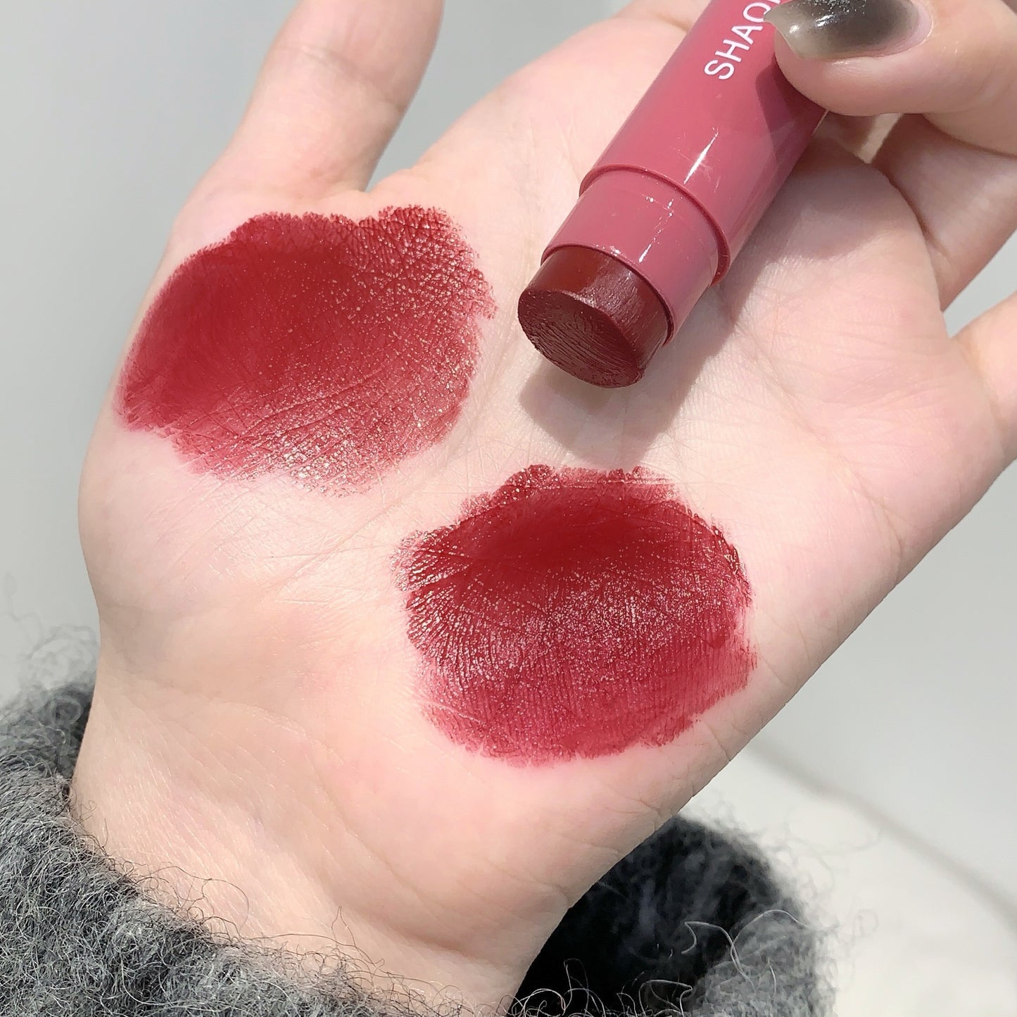 Hydrating Gloss Lipstick in 3 Shades - Moisturizing, Anti-Crack Formula for Fuller Lips, Natural Look with Berry & Mixed Tones